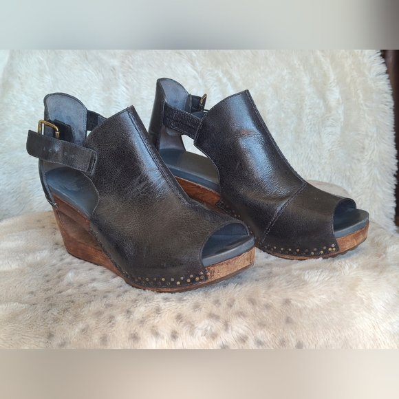 Chic Black Leather Wedge Sandals - Picture 4 of 7